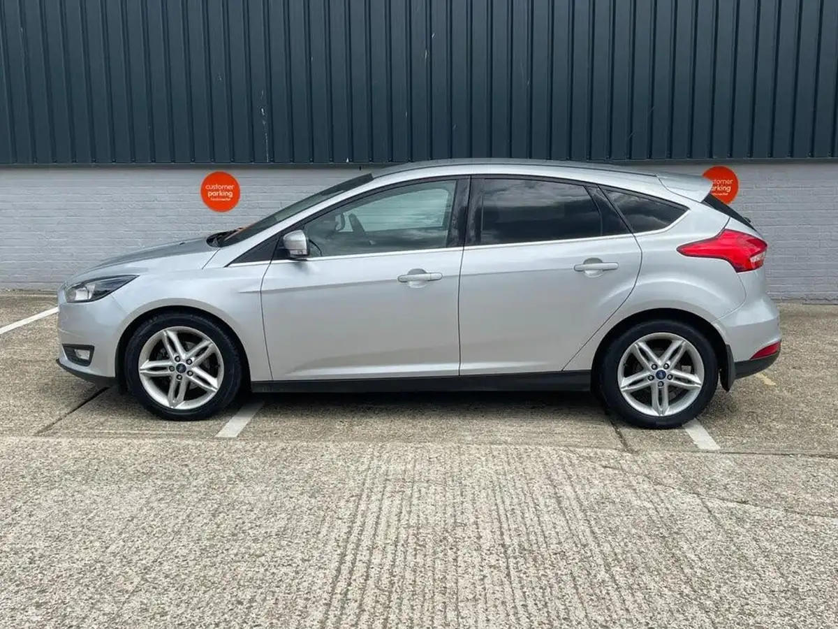 2015-ford-focus-10-zetec-t-125ps-hatchback-big-76