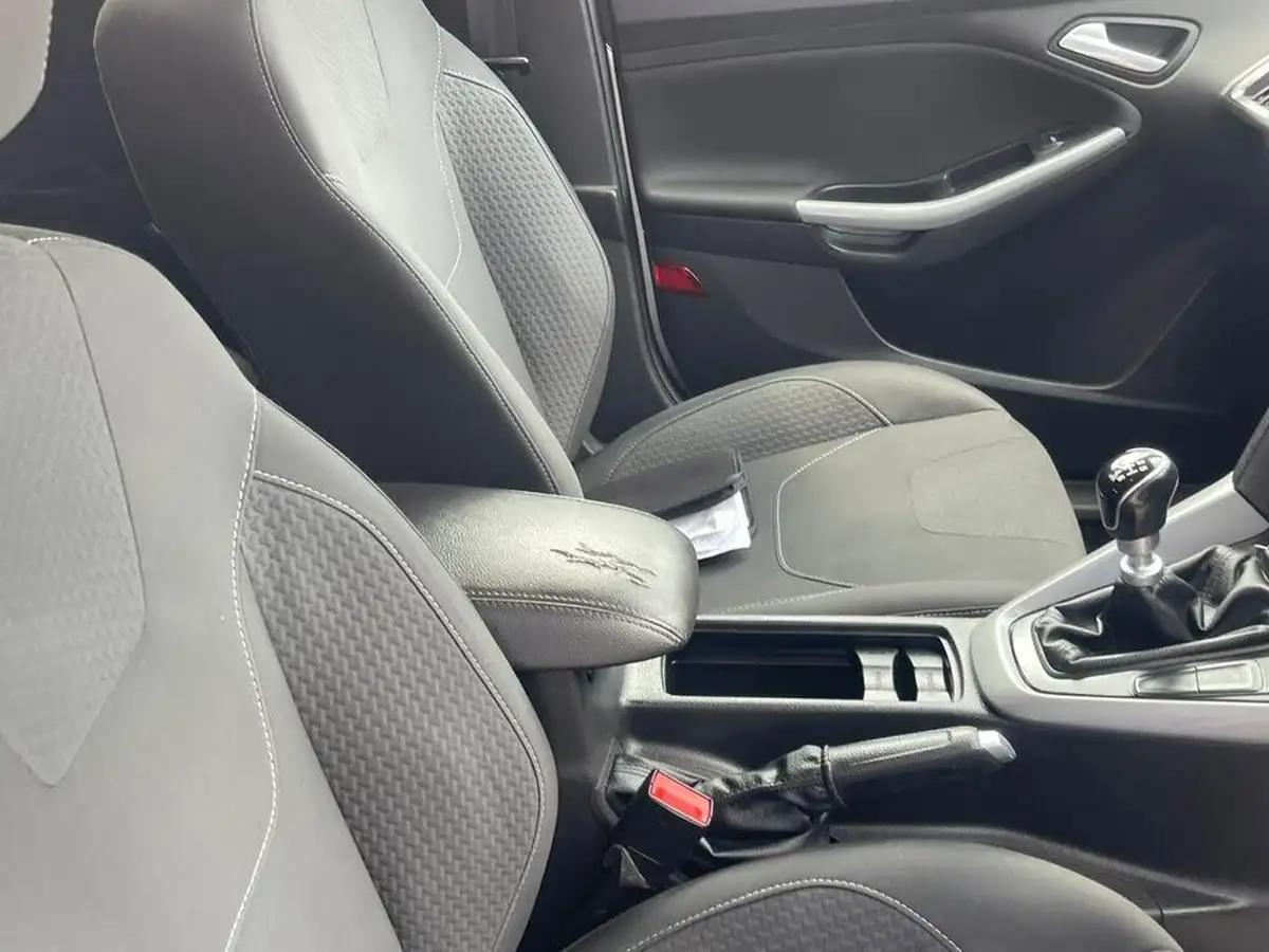 2015-ford-focus-10-zetec-t-125ps-hatchback-big-24