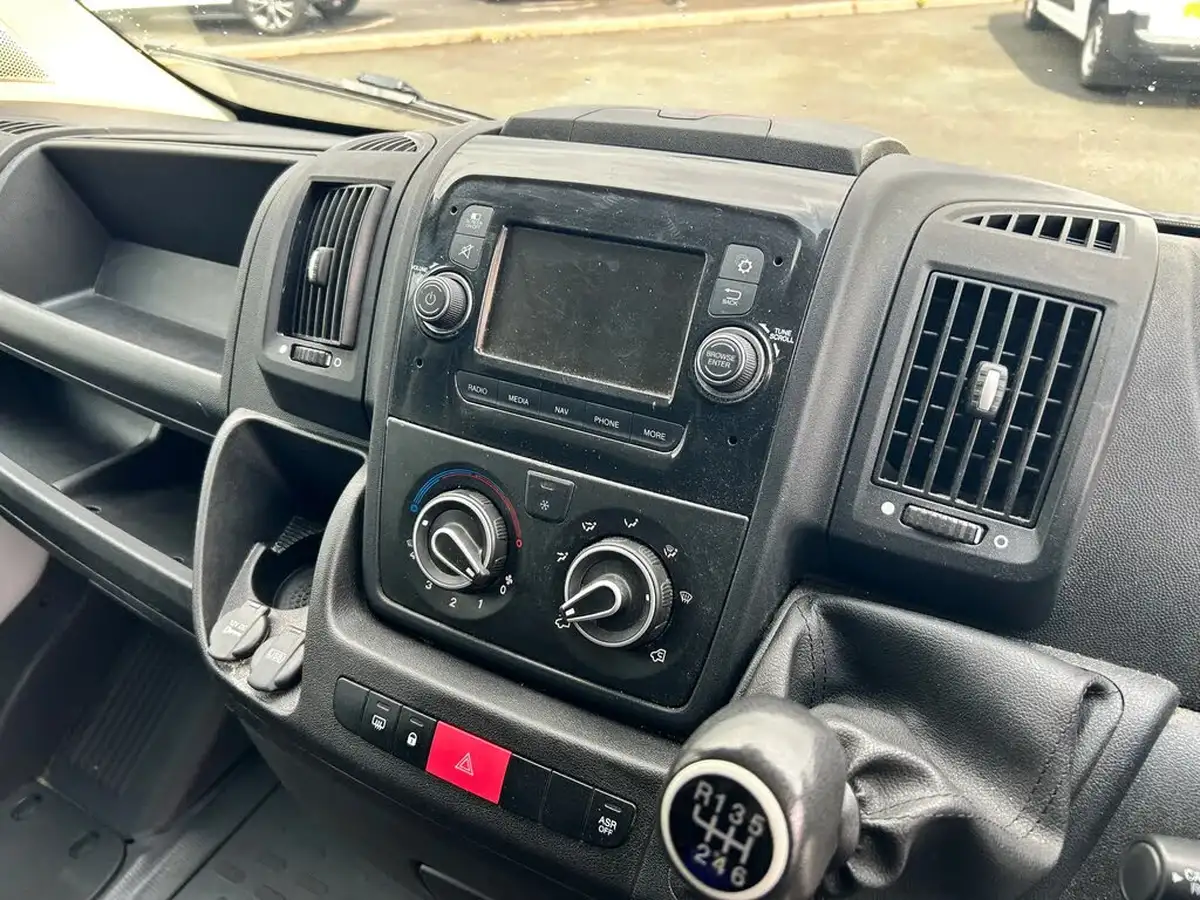 2022-citroen-relay-22bluehdi-35-l3h2-enterprise-panel-big-17