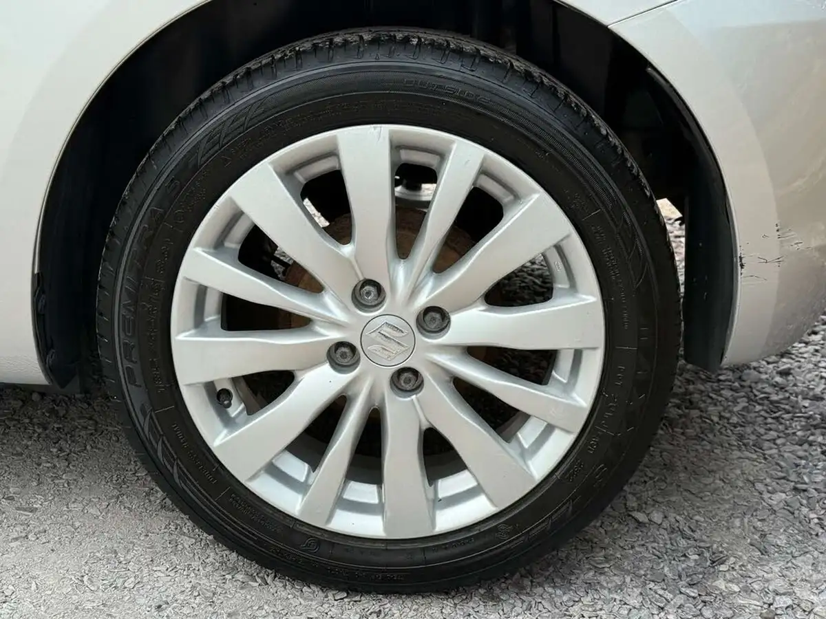 2011-suzuki-swift-12-sz3-3d-big-62