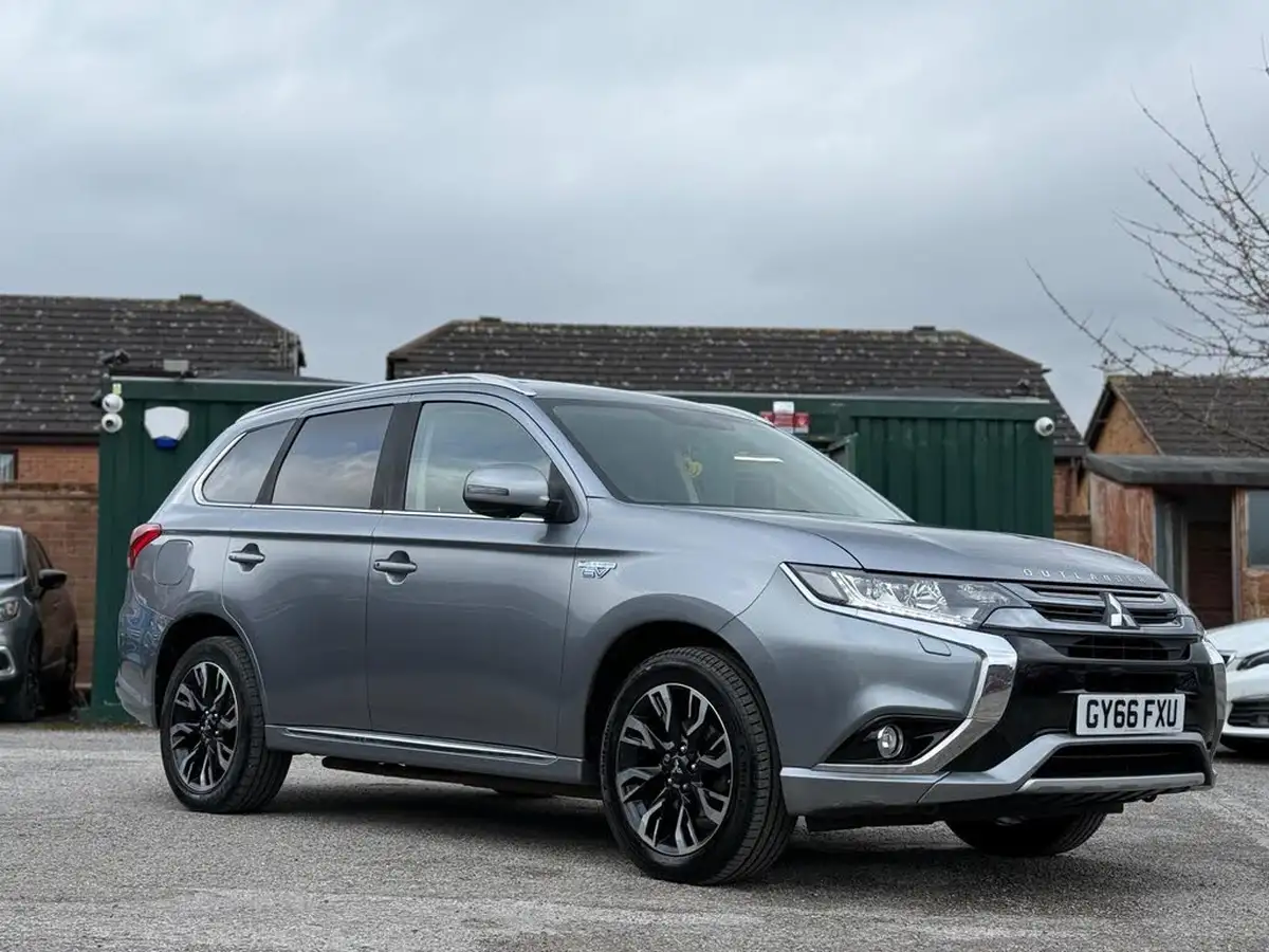 2017-mitsubishi-outlander-20-4h-phev-big-0