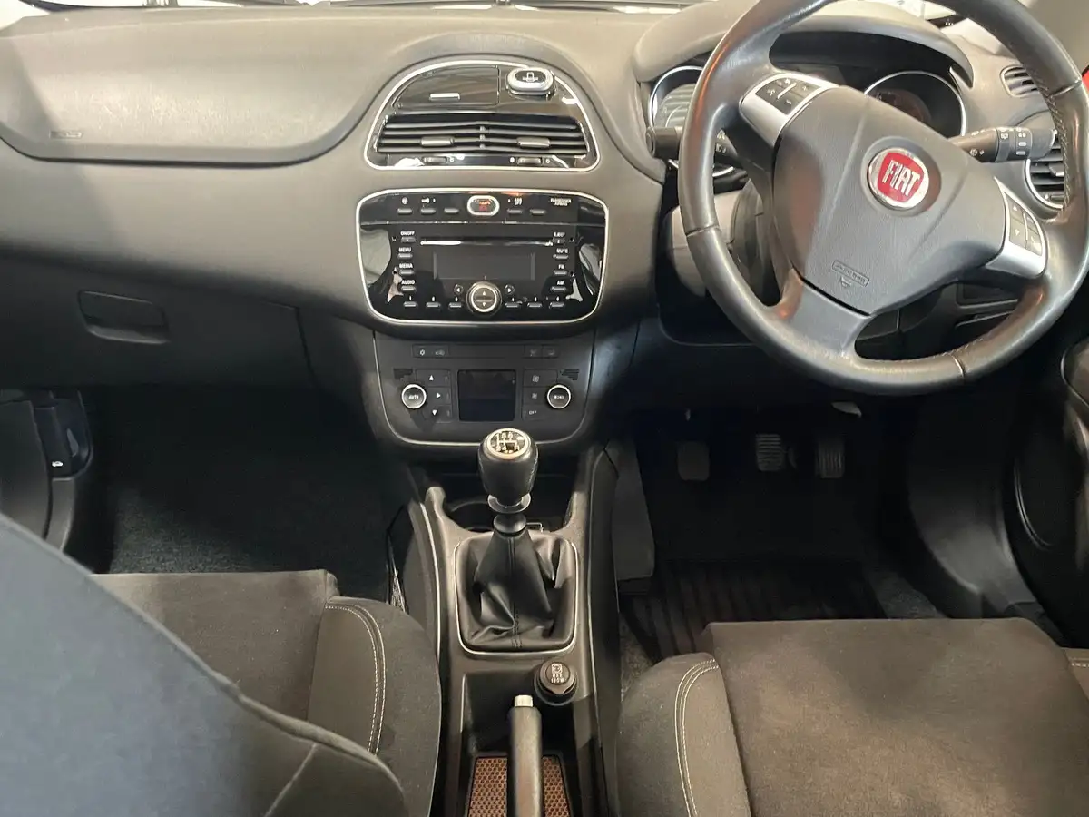 2015-fiat-punto-12-easy-5d-big-9