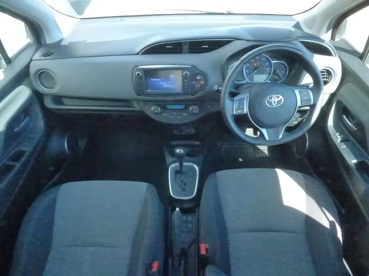 2017-toyota-yaris-15-vvt-i-icon-hybrid-big-10
