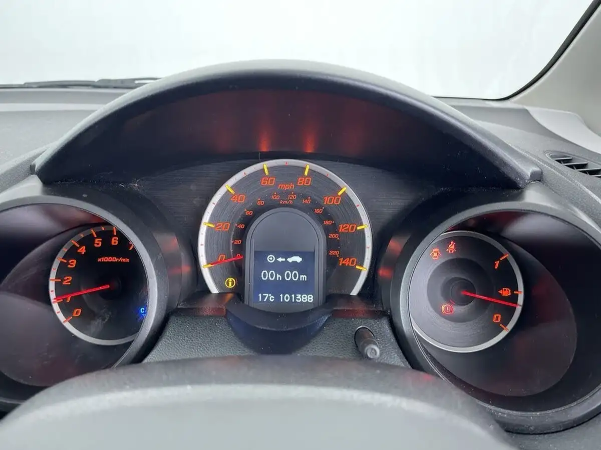 2013-honda-jazz-14-es-plus-big-38