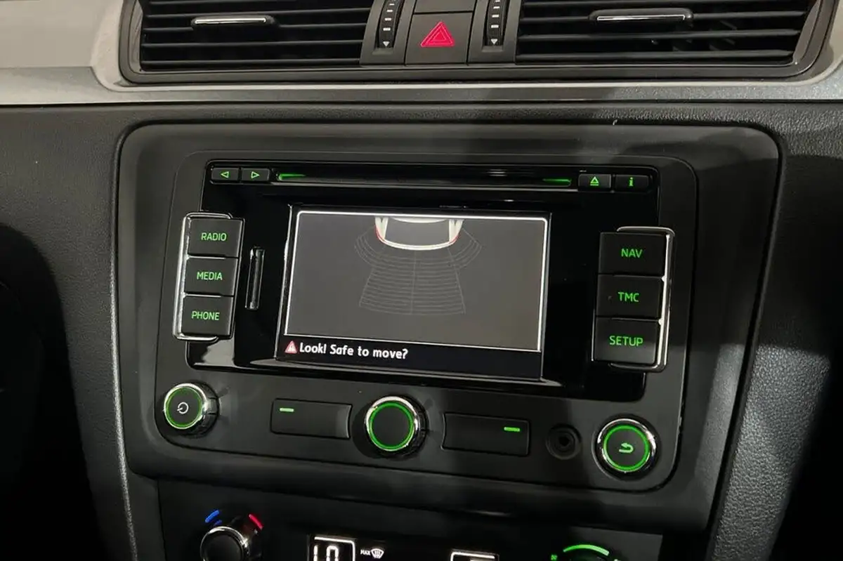 2015-skoda-rapid-spaceback-16tdi-se-tech-105ps-1598cc-big-15