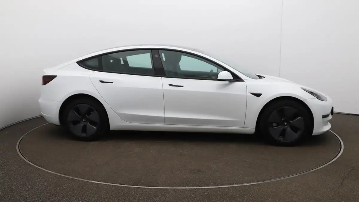 2022-tesla-model-3-e-long-range-big-49