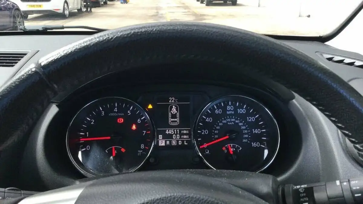 2012-nissan-qashqai-16-n-tec-cvt-big-15