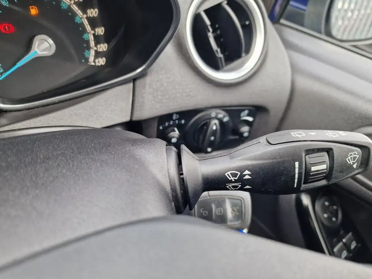 2016-ford-fiesta-125-zetec-3d-big-16