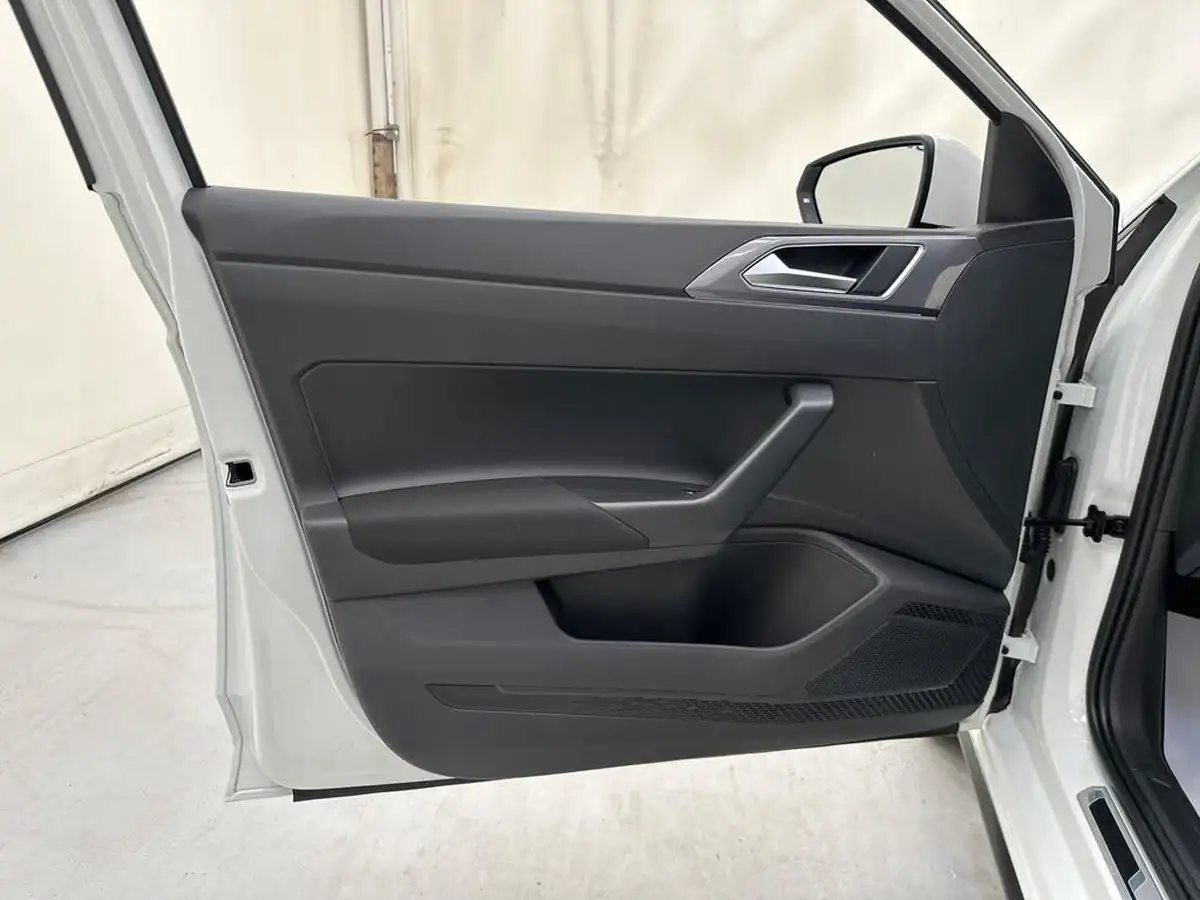2023-volkswagen-polo-big-37