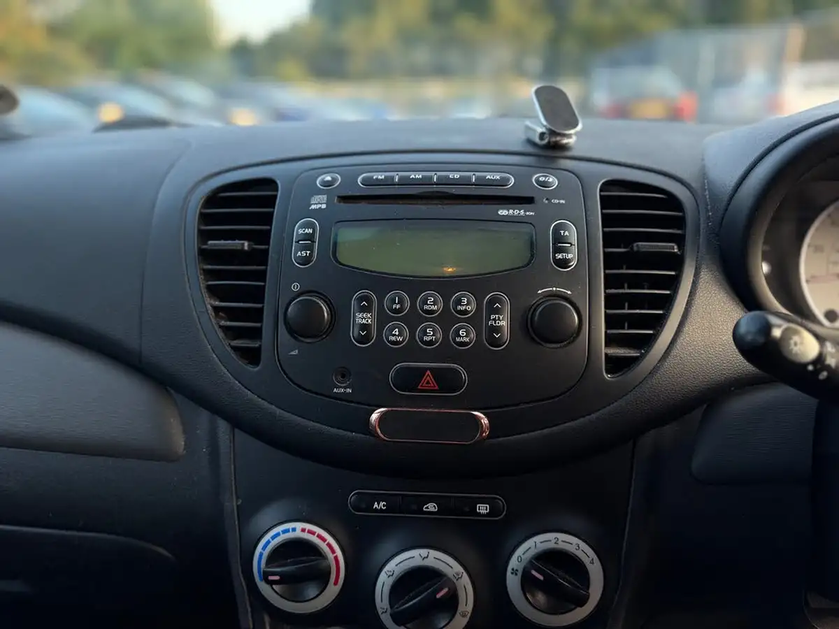 2010-hyundai-i10-12-comfort-76bhp-big-12