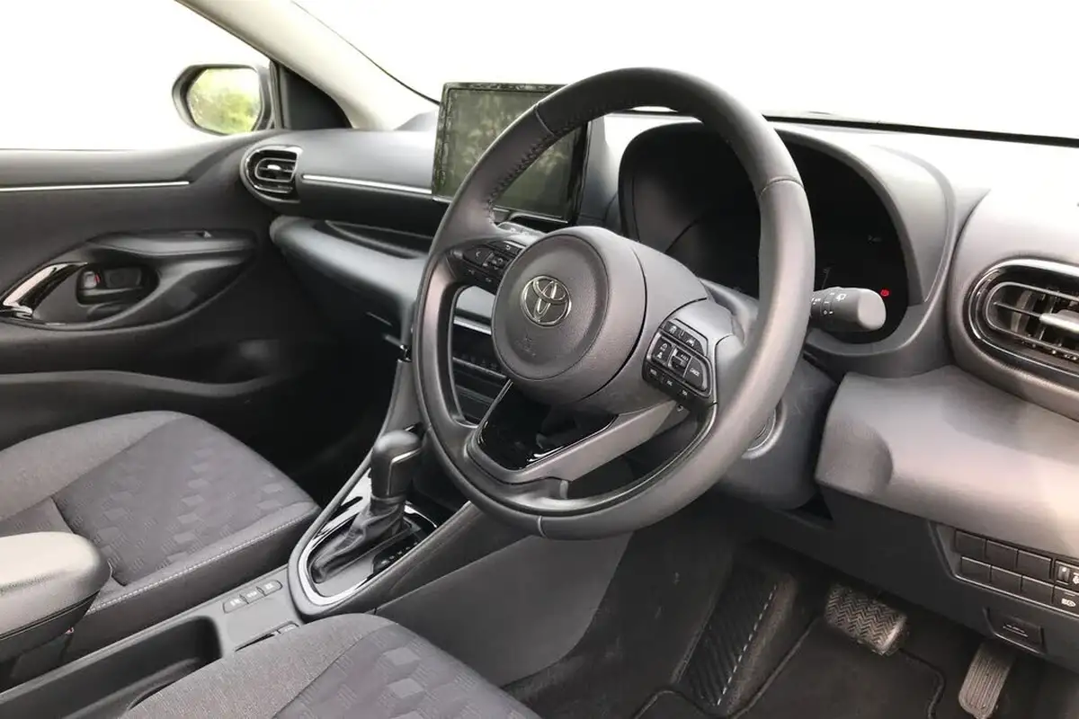 2025-toyota-yaris-15-vvt-i-design-panoramic-roofnavi-big-9