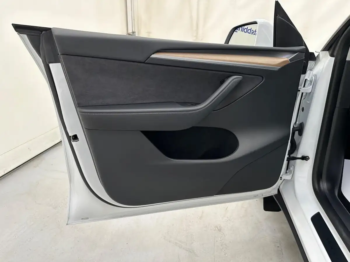 2022-tesla-model-y-e-long-range-big-30