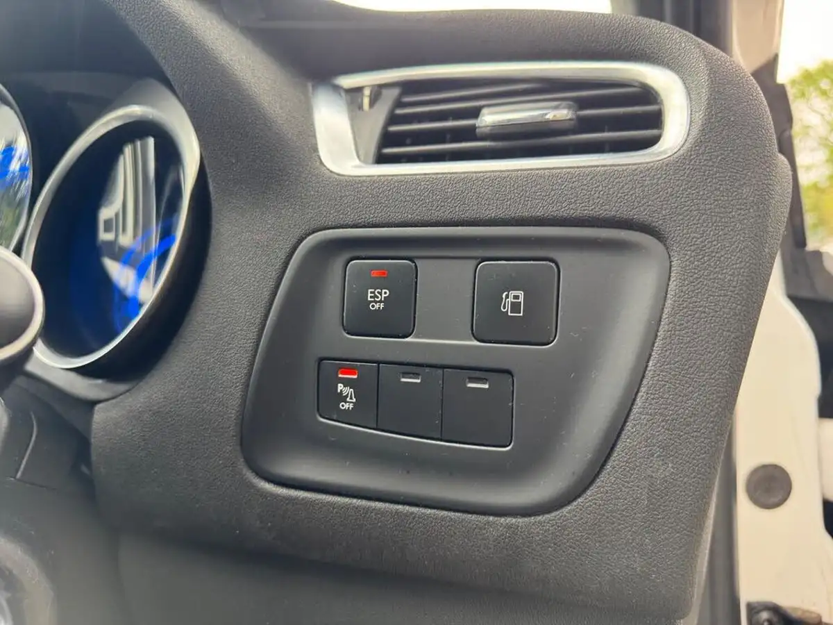 2013-citroen-ds4-16td-dstyle-big-12