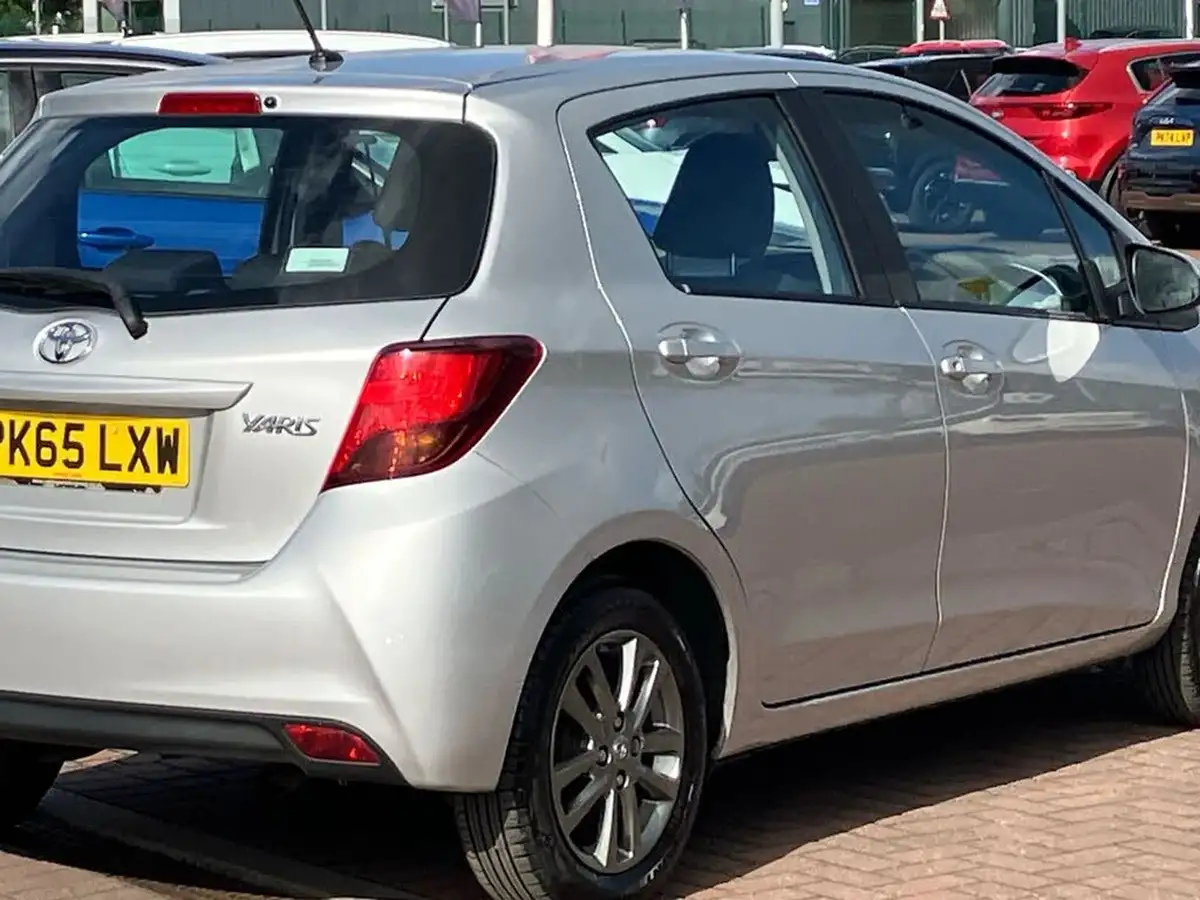 2015-toyota-yaris-133-icon-vvt-i-5d-big-27