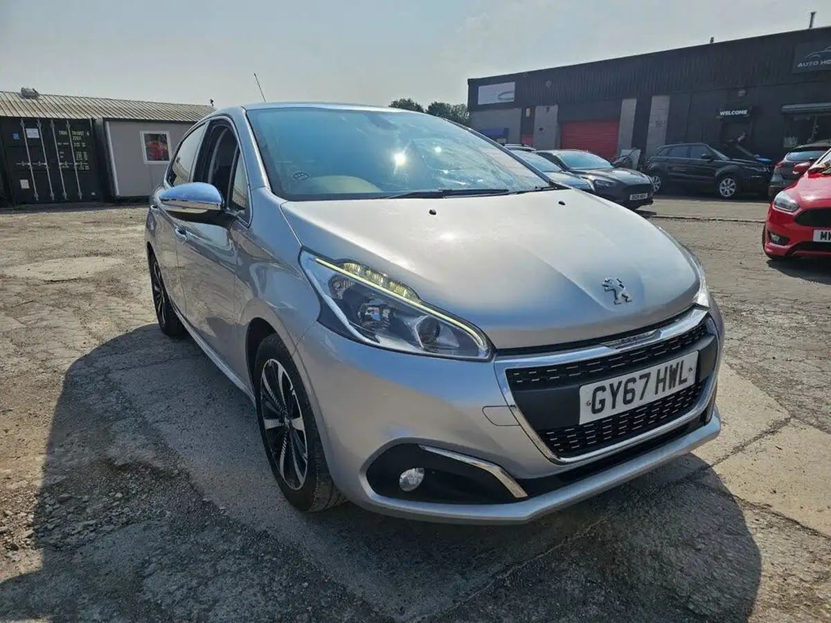 2017-peugeot-208-12-puretech-allure-premium-ss-big-0