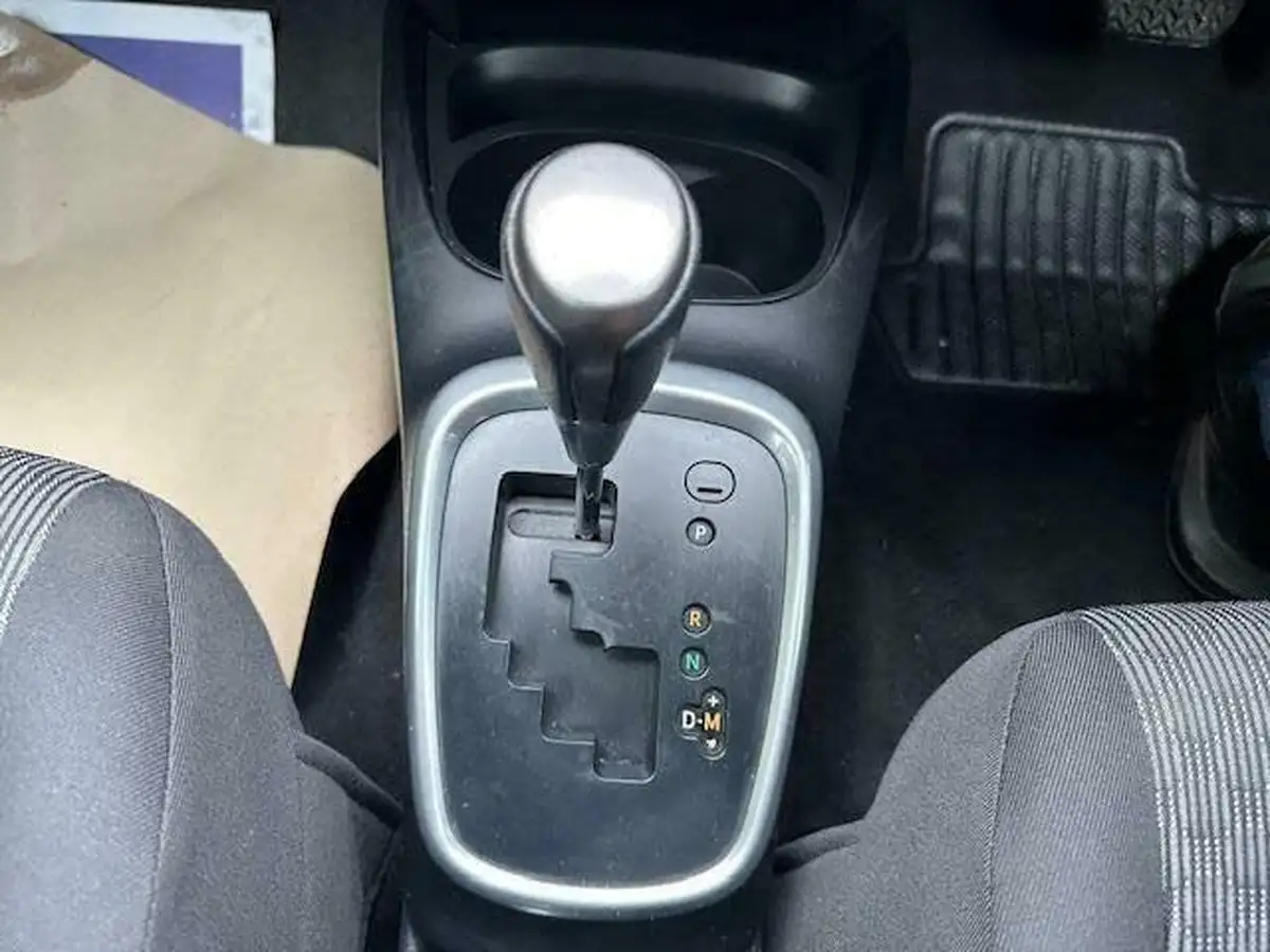 2015-toyota-yaris-133-icon-vvt-i-5d-cvt-big-20