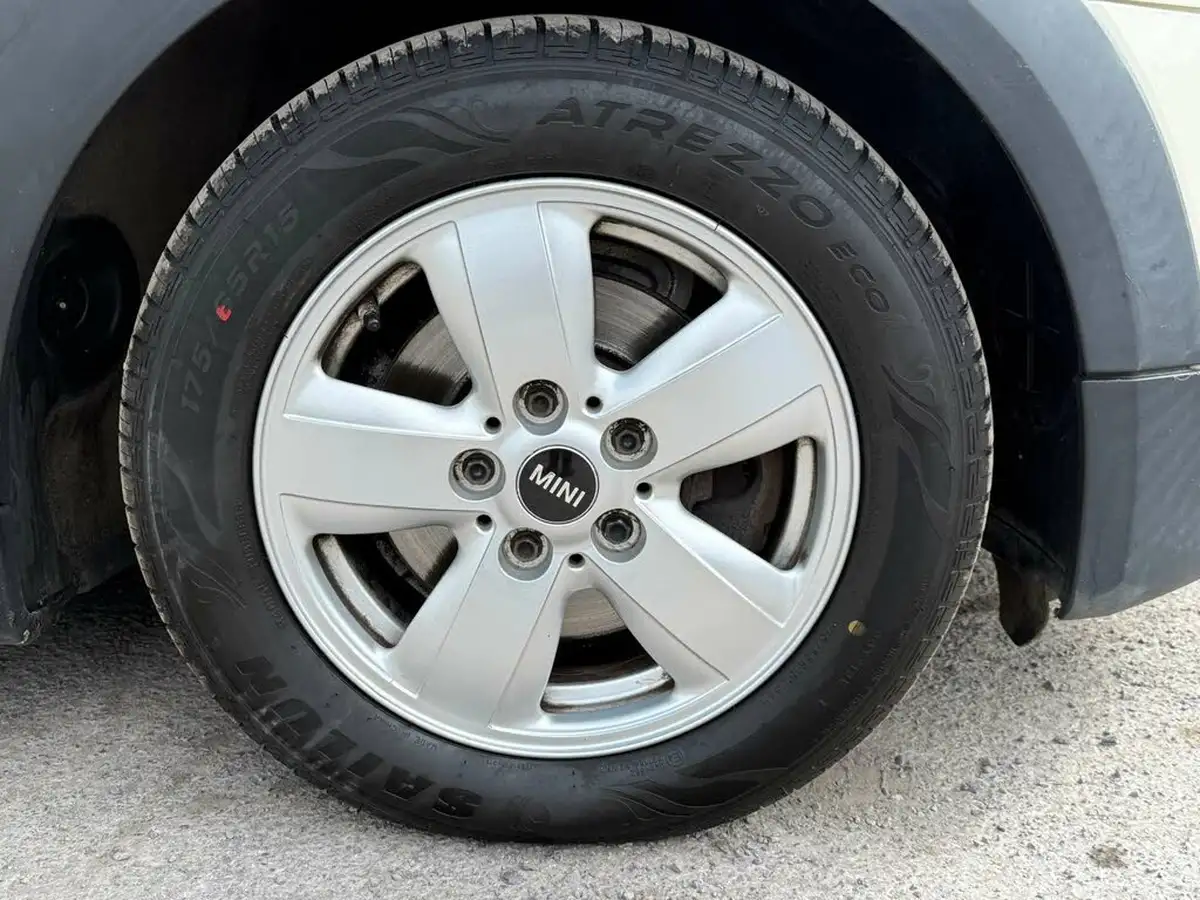 2015-mini-cooper-12-one-ss-5d-big-57