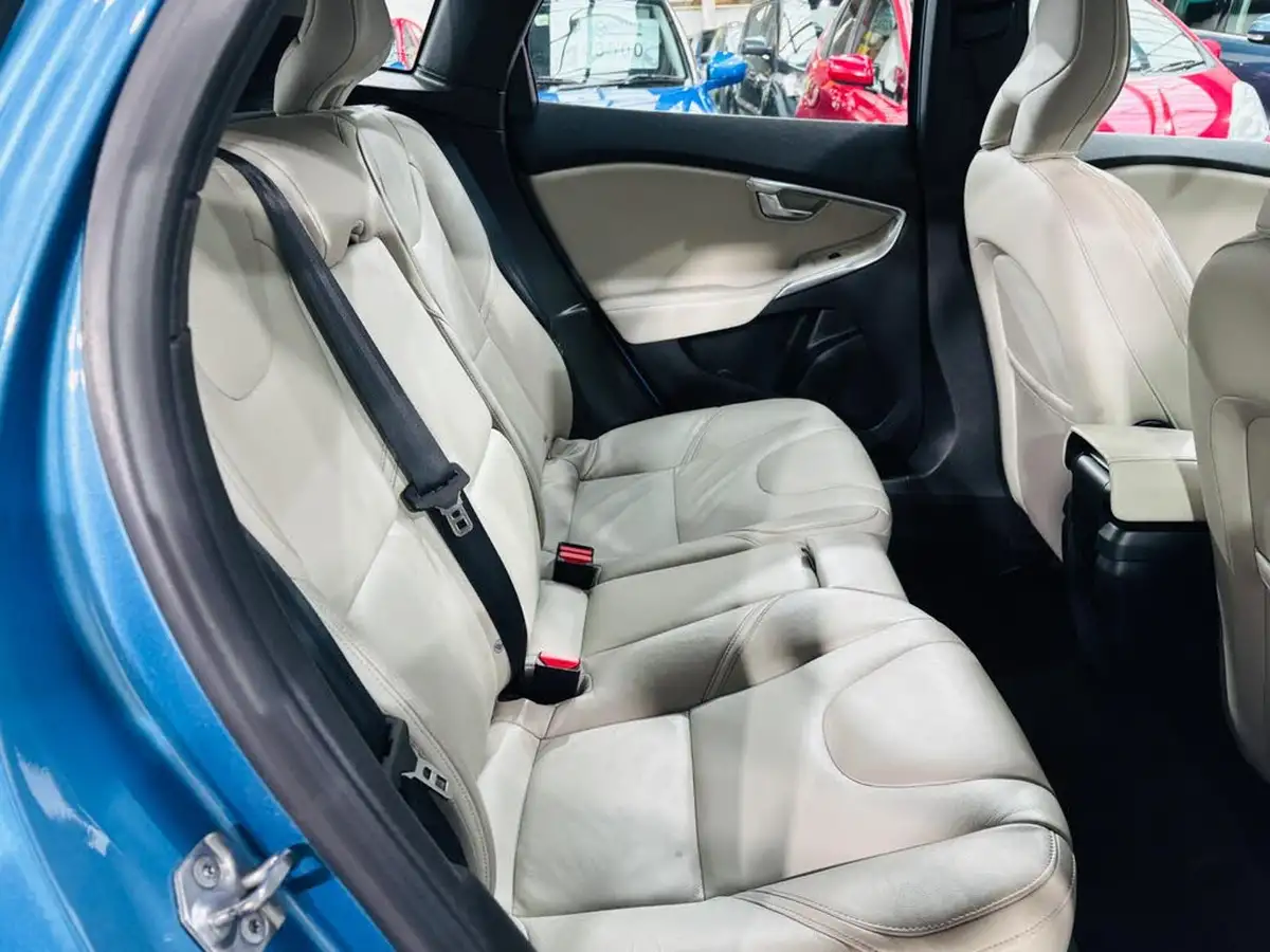 2014-volvo-v40-16td-d2-se-lux-big-14