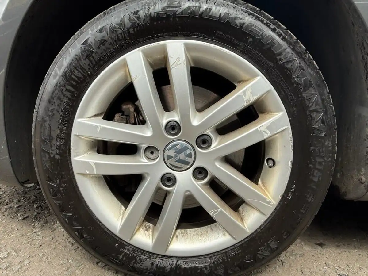 2013-volkswagen-touran-16td-se-big-10