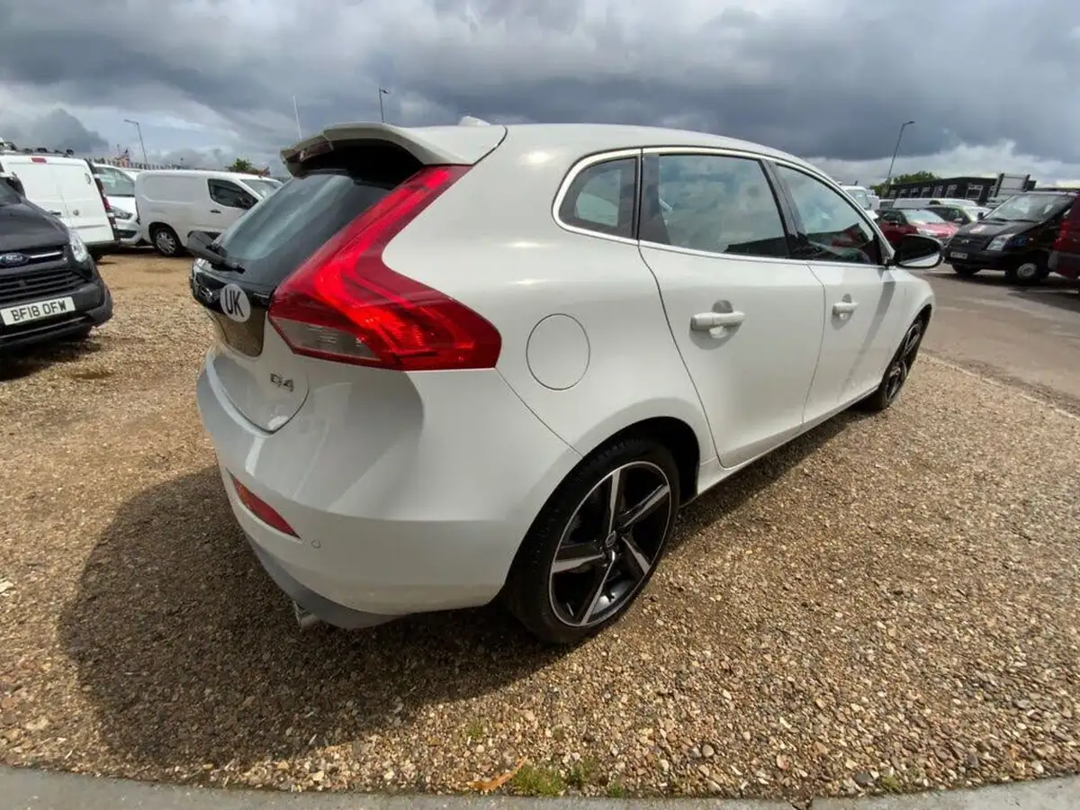 2015-volvo-v40-20td-d4-r-design-nav-geartronic-big-9
