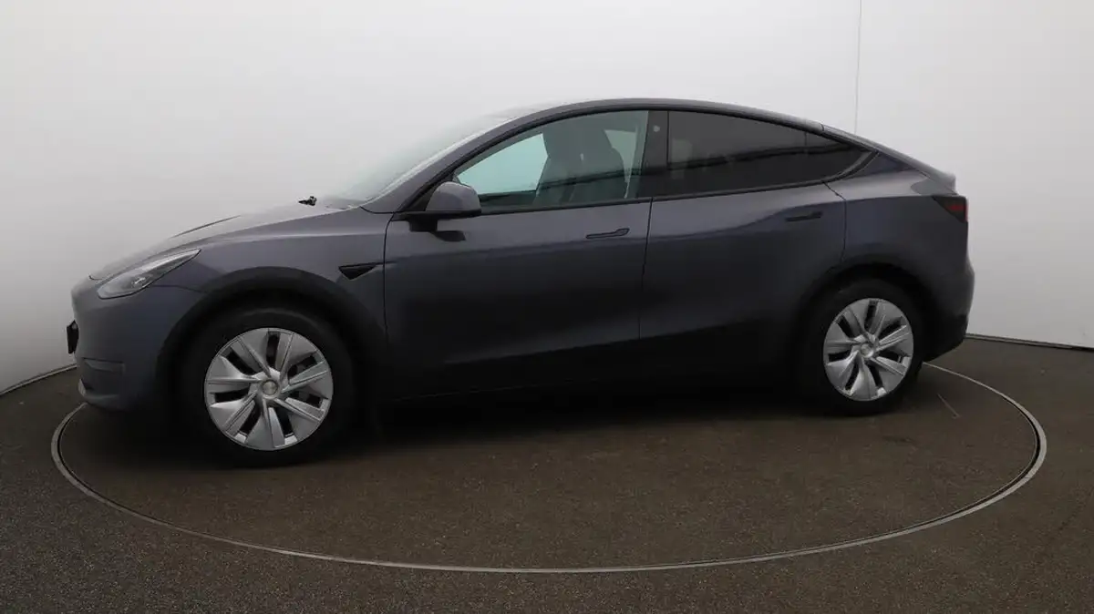 2022-tesla-model-y-e-long-range-big-66