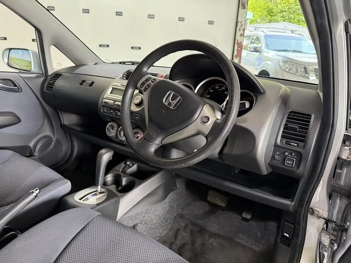 2009-honda-jazz-14-se-cvt-7-big-14
