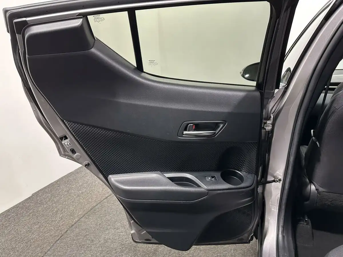 2018-toyota-c-hr-12-dynamic-big-37