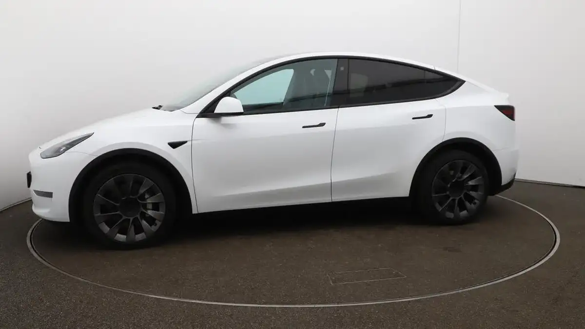 2022-tesla-model-y-e-long-range-big-66