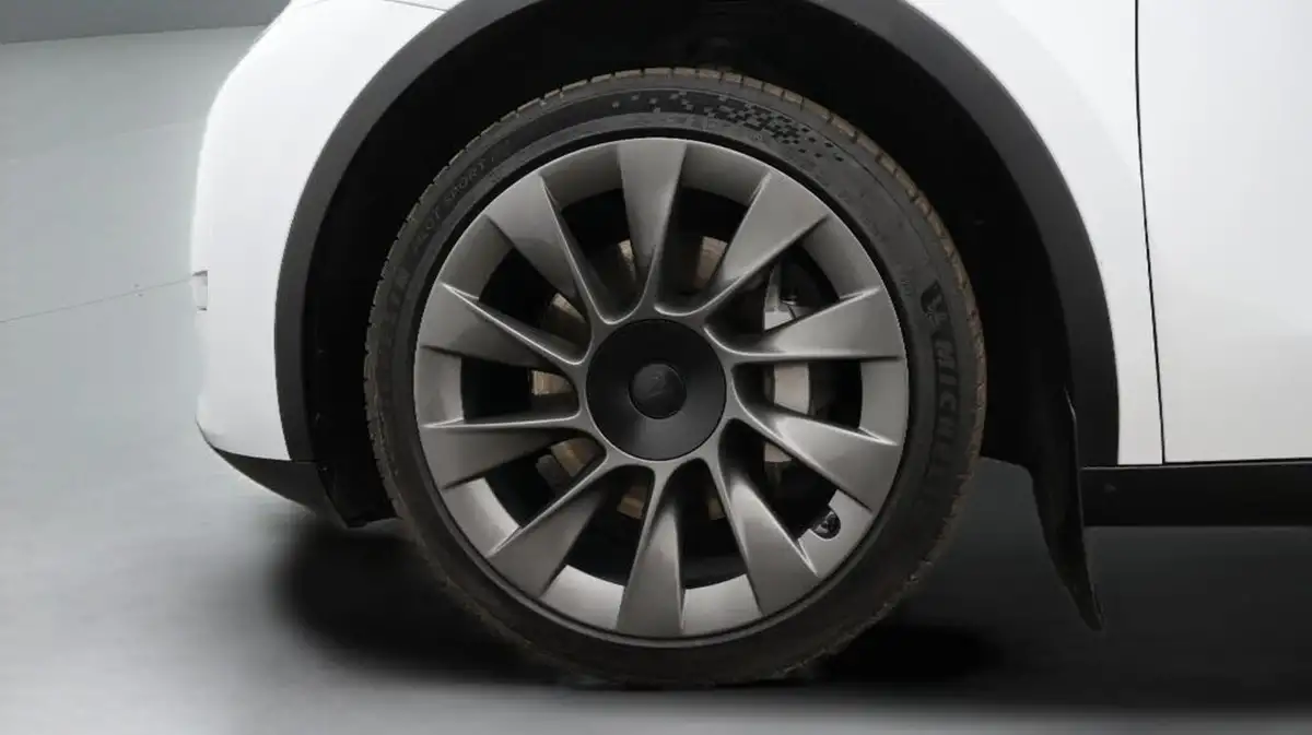 2022-tesla-model-y-e-long-range-big-18