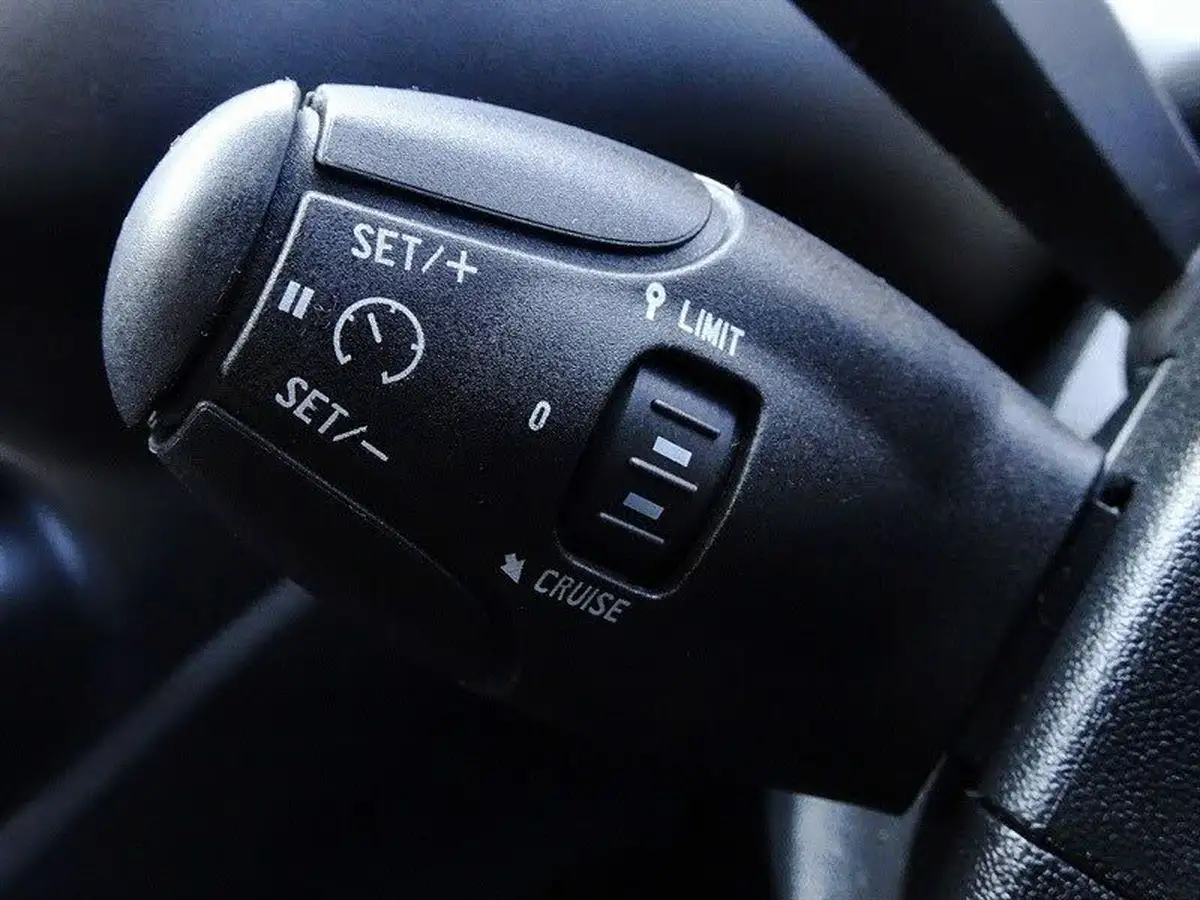 2014-peugeot-208-12-active-vti-5d-big-26