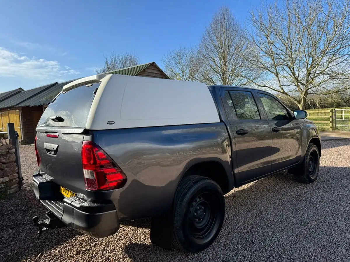 2019-toyota-hi-lux-24d-4d-active-150hpeu6dt-e-35t-double-pick-up-big-5