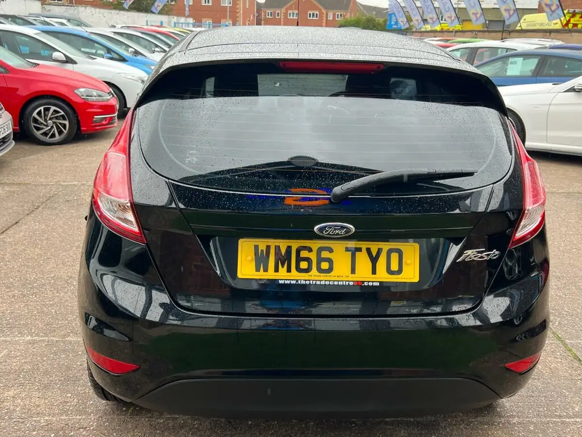 2016-ford-fiesta-125-zetec-3d-big-11