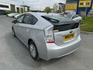 2011-toyota-prius-small-7