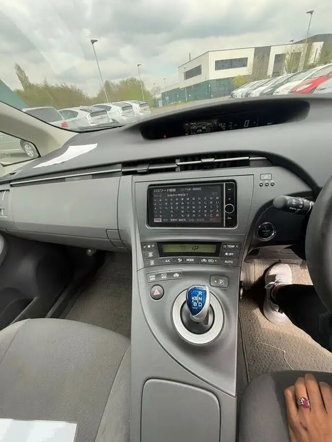 2011-toyota-prius-big-20