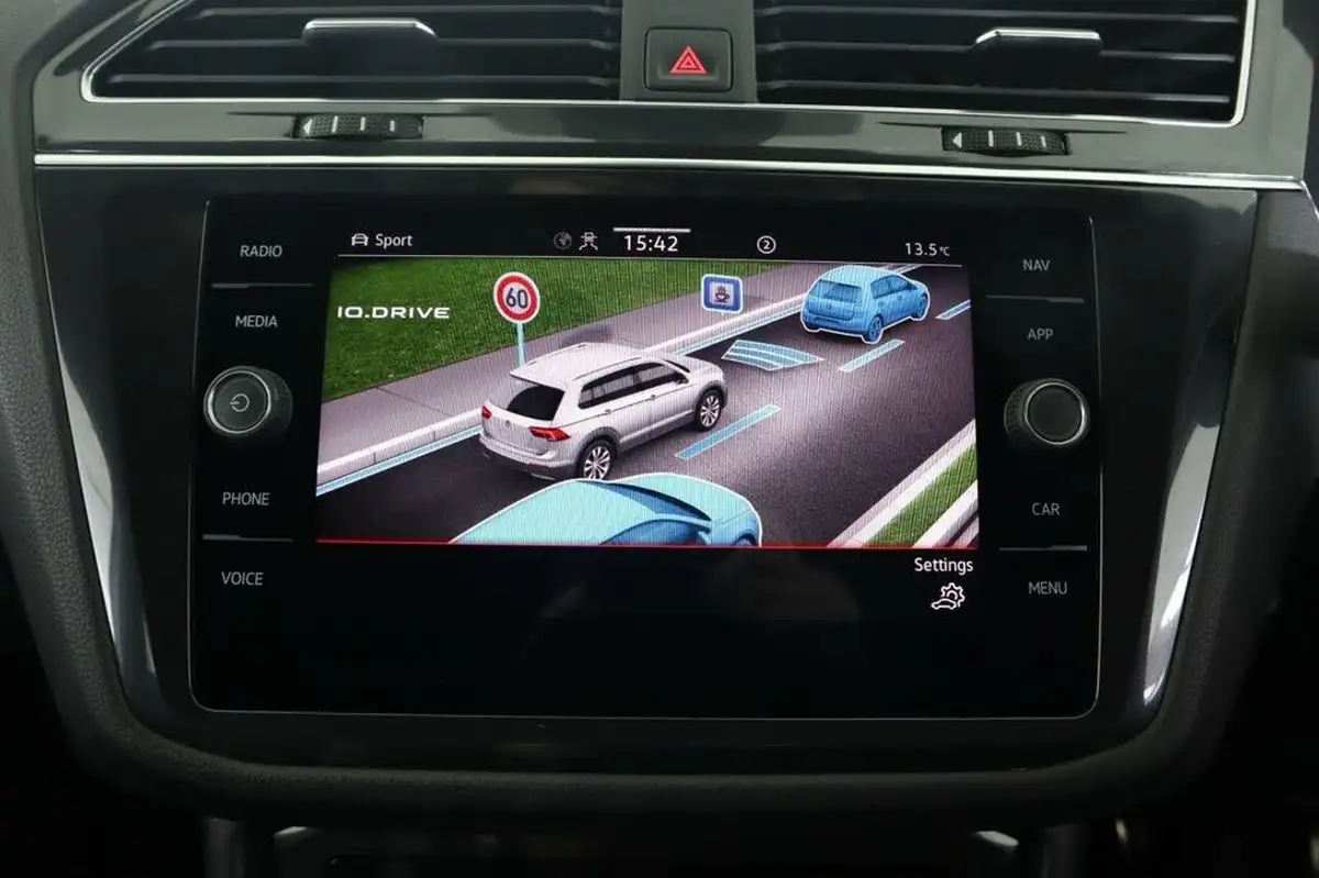 2022-volkswagen-tiguan-allspace-15-tsi-r-line-big-43
