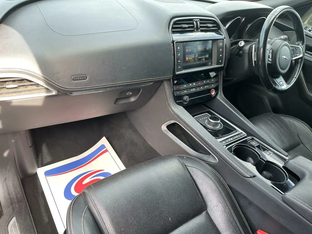 2016-jaguar-f-pace-30td-s-big-15
