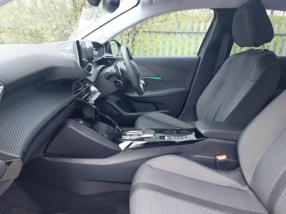 2023-peugeot-208-12-puretech-allure-premium-100ps-eat8-big-4