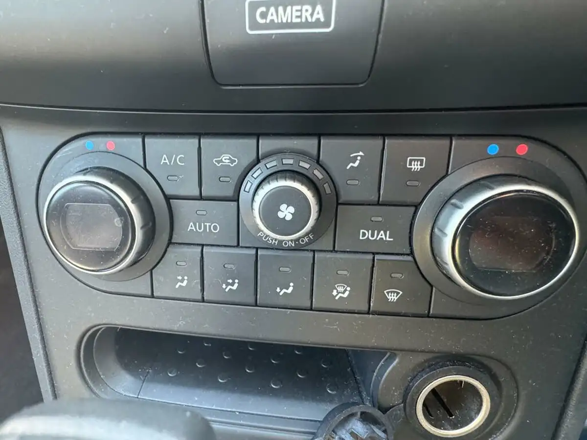 2013-nissan-qashqai-20-360-cvt-big-41
