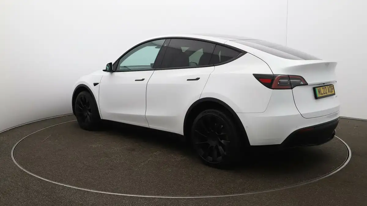 2022-tesla-model-y-e-long-range-big-5