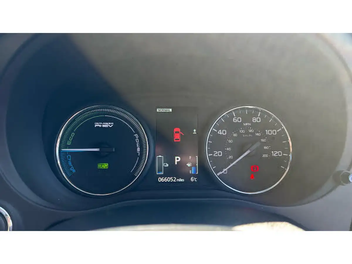 2015-mitsubishi-outlander-20-gx4h-phev-big-17