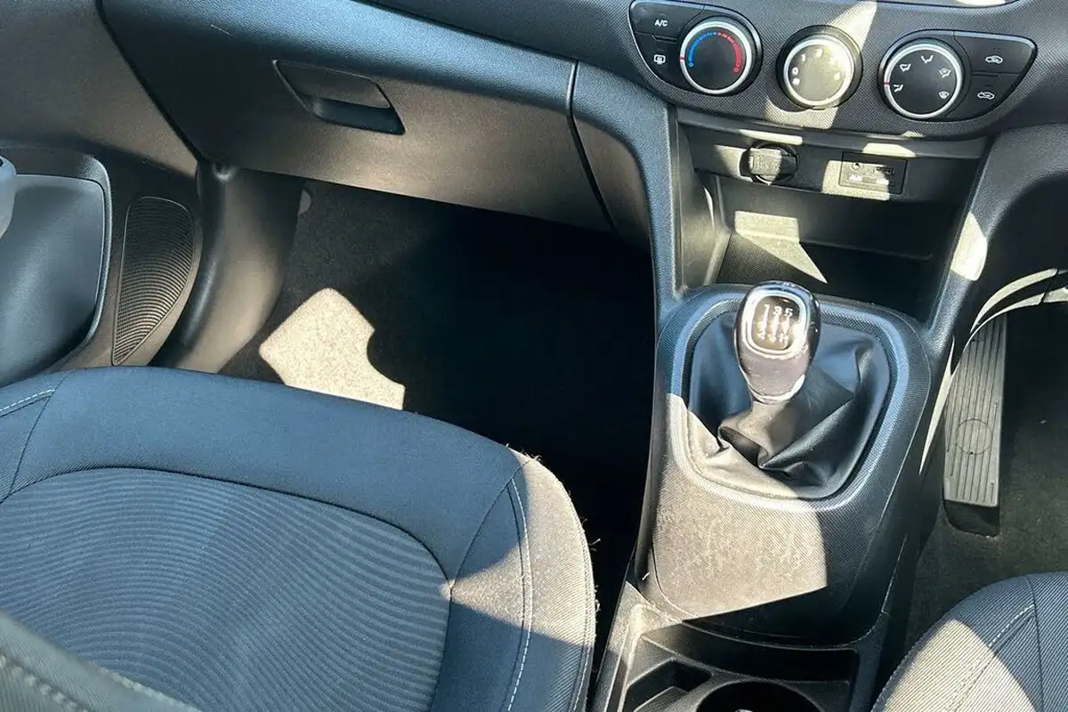 2018-hyundai-i10-10-se-67ps-big-15