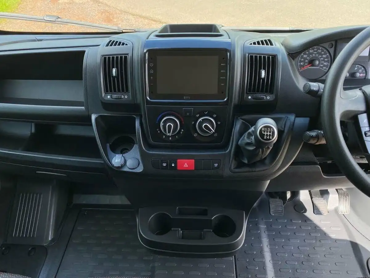 2024-peugeot-boxer-22-bluehdi-professional-premium-335-l3h2-panel-big-33