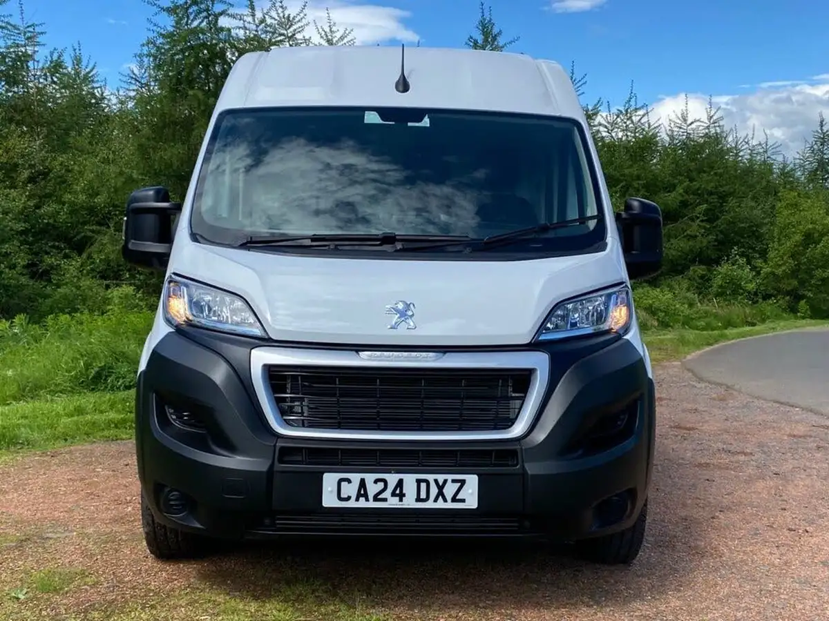 2024-peugeot-boxer-22-bluehdi-professional-premium-335-l3h2-panel-big-9