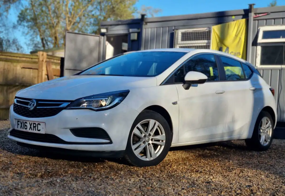 2016-vauxhall-astra-16cdti-design-110ps-ecoflex-ss-hatchback-big-2