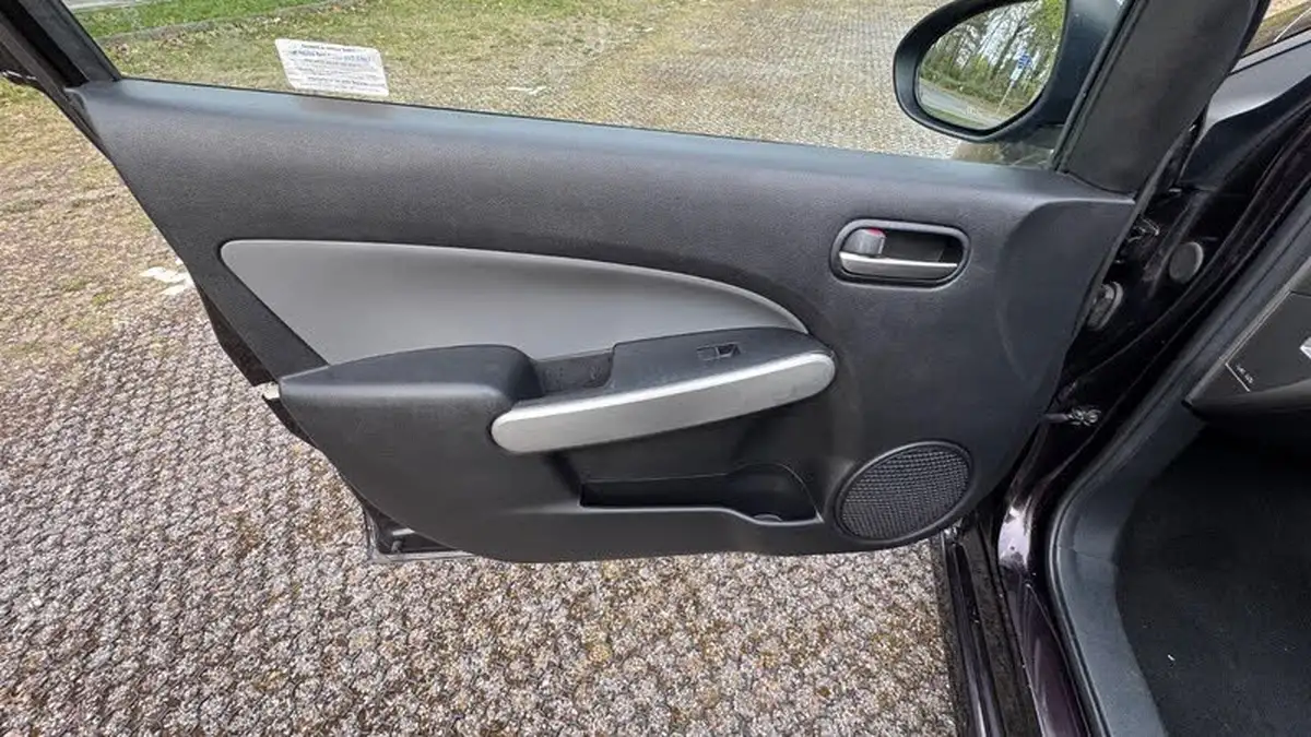 2010-mazda-mazda2-13-tamura-5d-big-25