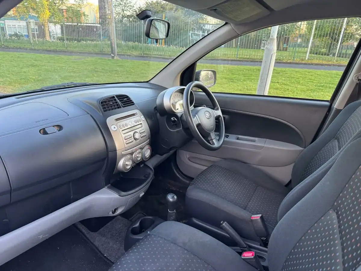 2009-daihatsu-sirion-10-se-big-21