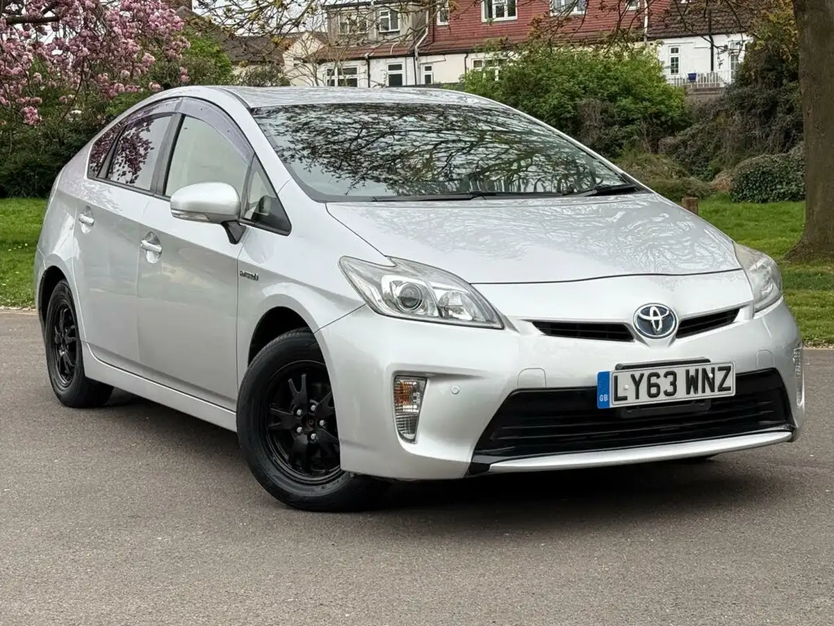 2014-toyota-prius-big-0