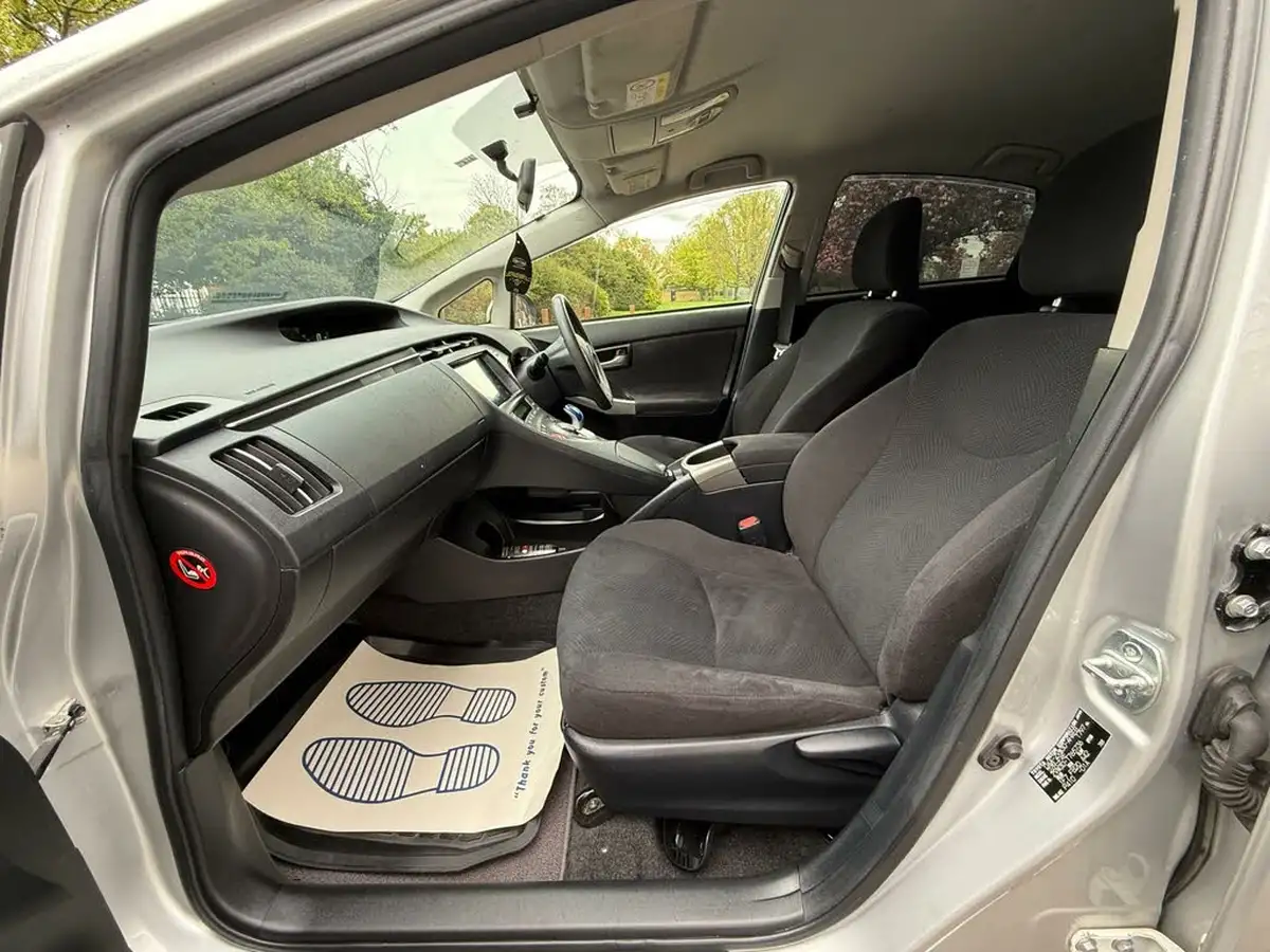 2014-toyota-prius-big-24
