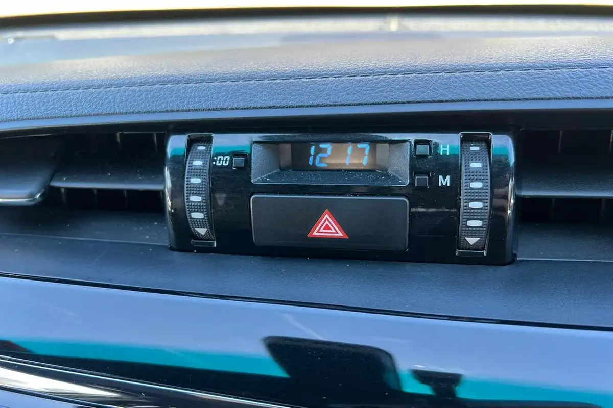 2018-toyota-hi-lux-24d-4d-invincible-at35-32t-auto-big-30