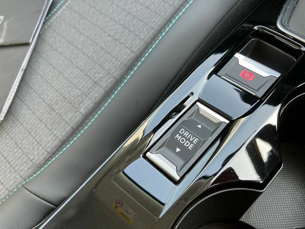 2022-peugeot-2008-suv-12-puretech-allure-premium-100bhp-big-39